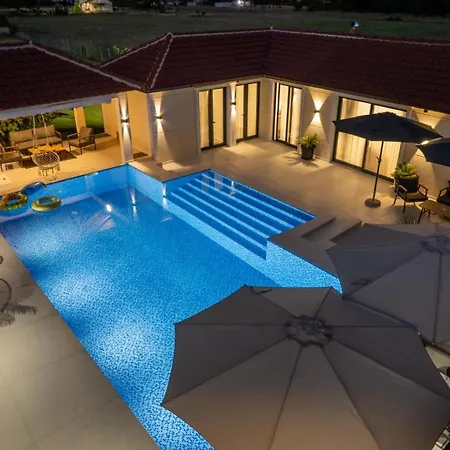 Amon Private Pool 포드고리차