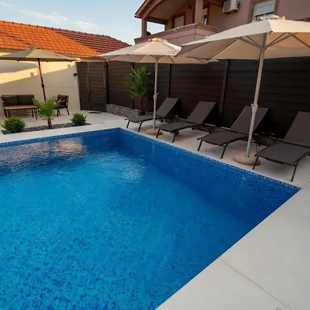 Amon Private Pool 포드고리차