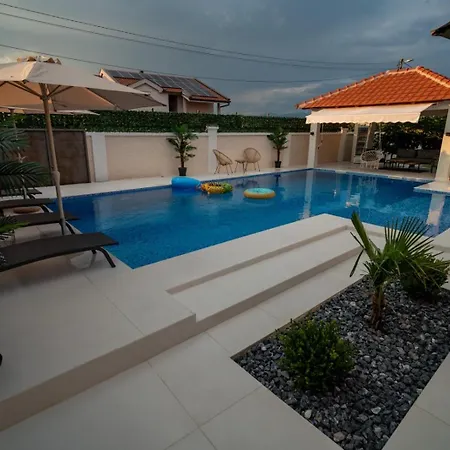 Amon Private Pool