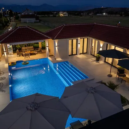 Amon Private Pool * 포드고리차